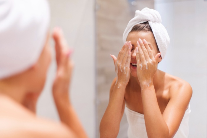 ragazza che fa skincare