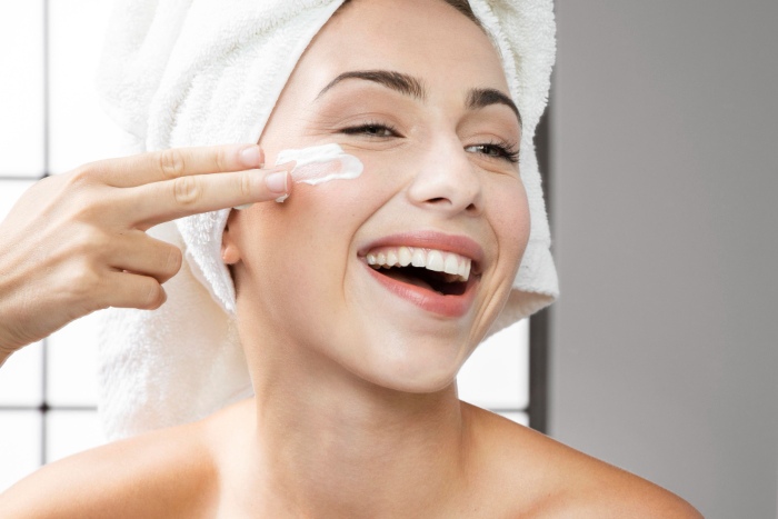 ragazza che fa skincare sorridendo