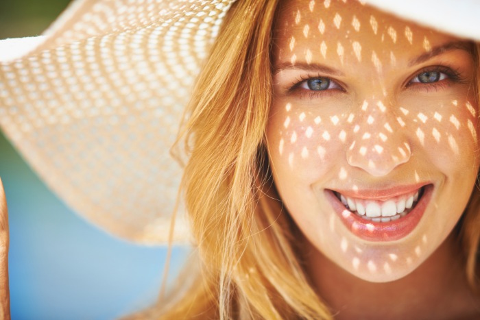 ragazza che si protegge dal sole