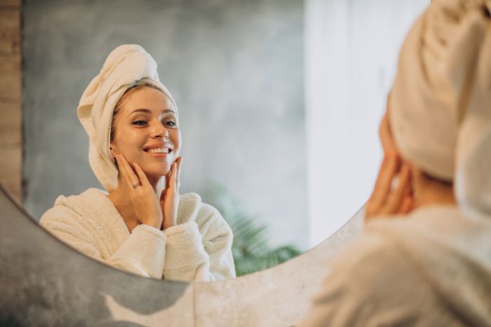 ragazza sorridente che fa skincare
