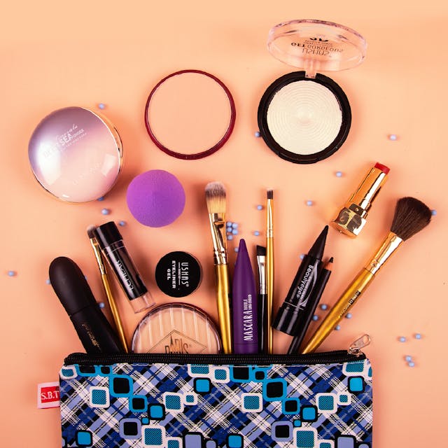 cosmetici contenuti in pochette per iniziare a truccarsi