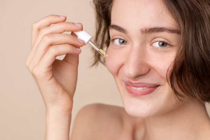 ragazza che applica siero esfoliante