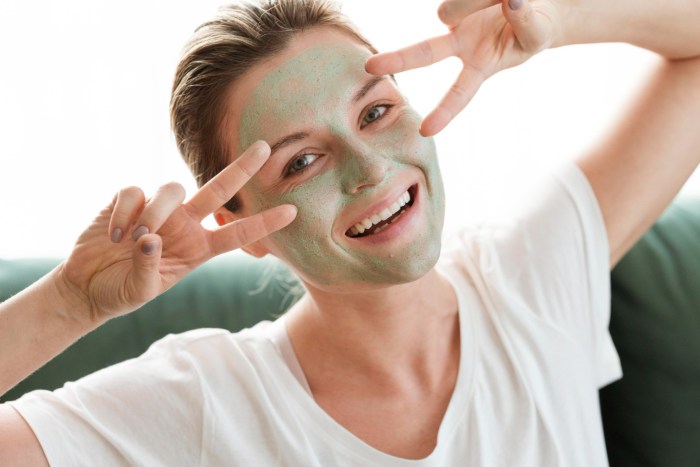 Ragazza con maschera all'argilla sul viso - ingrediente per pelle grassa