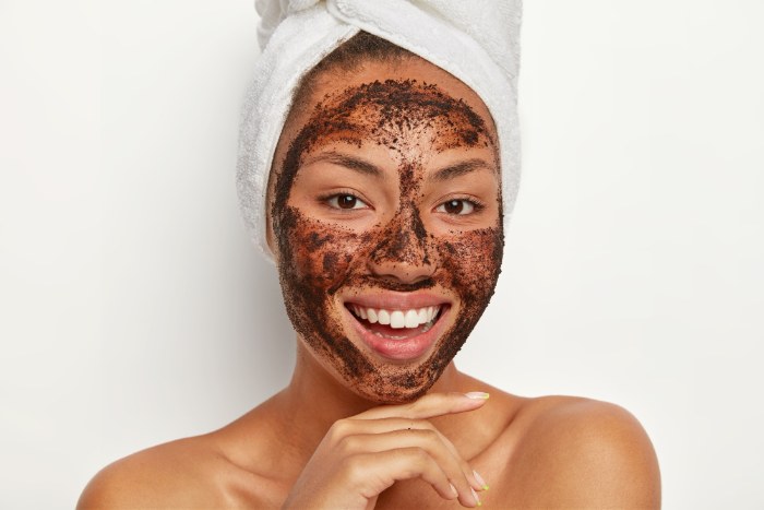 ragazza con scrub applicato sul viso