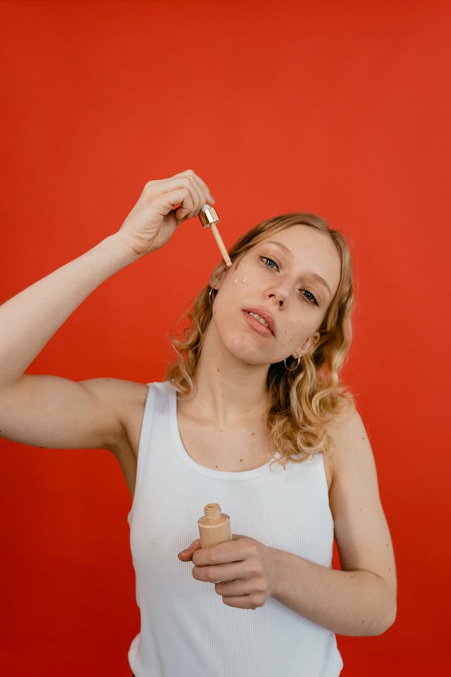ragazza che applica fondotinta
