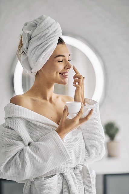 ragazza che fa skincare