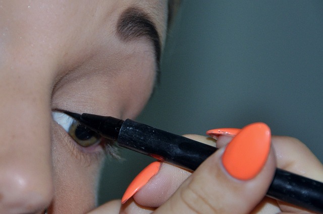 applicazione eyeliner