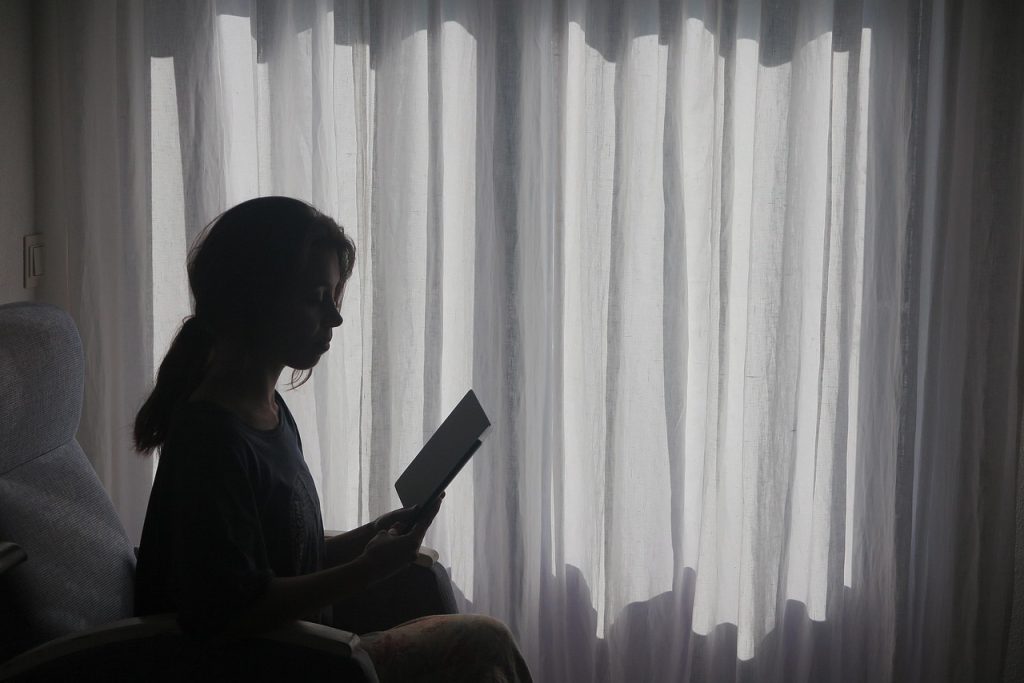 ragazza che legge un libro
